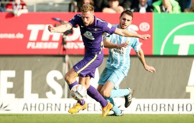 Aue stürmt nach vorn, Chemnitz hechelt hinterher. Hier verfolgt im Derby CFC-Verteidiger Kevin Conrad FCE-Stürmer Max Wegner, der mit seinem Tor zum 1:1 den 2:1-Sieg der Veilchen einleitete.
