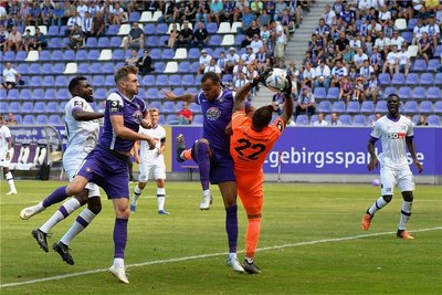 Zimperlich ging es nicht zu beim Duell der Auer gegen Osnabrück. Hier wird Gästekeeper Philipp Kühn von Steffen Nkansah attakiert.