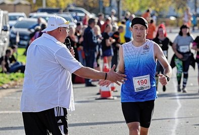 Den ersten Glückwunsch nahm Halbmarathon-Sieger Lennart Herrmann aus Dresden schon vor der Ziellinie von Moderator Andreas Clauß entgegen.
