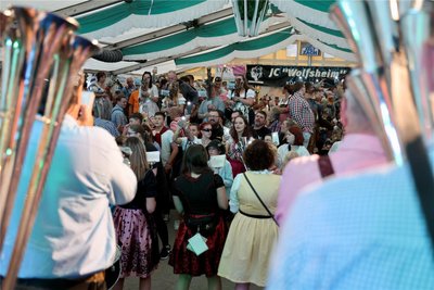 Ein Blick ins Festzelt der „Königswalder Wiesn“ 2023. Die Schalmeienkapelle Steinbach wird Anfang Oktober wieder mit von der Partie sein.