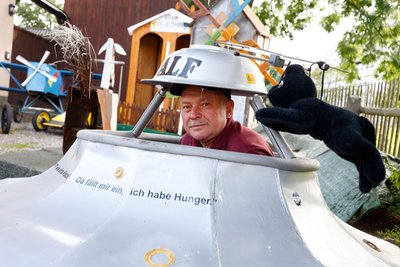 Jens Schubert in Alfs Ufo, stilecht mit Katze als Reiseproviant.