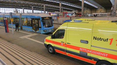 Gezielter Angriff oder übler Scherz? Weil ein Straßenbahnfahrer Reizgas abbekam, musste er vom Rettungsdienst behandelt werden.