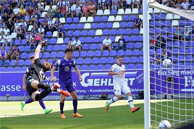 Philipp Klewin streckt sich vergebens: Nach einer reichlichen halben Stunde kassierte der Auer Keeper das 1:1.
