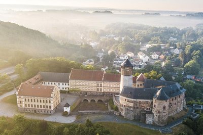 Eine Landschaftsmarke, ein Platz voller Geschichte und Geschichten, aber vor allem bis in die Gegenwart ein Ort voller Leben: Schloss Voigtsberg in Oelsnitz.