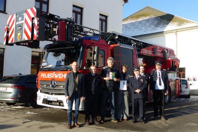 Das Unternehmen Hugo Stiehl Kunststoffverarbeitung in Crottendorf ist vor Kurzem als Förderer der Feuerwehr ausgezeichnet worden. Es unterstützt die Freiwillige Feuerwehr Crottendorf seit Jahrzehnten.