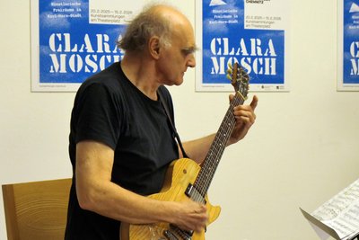 Helmut "Joe" Sachse sprang zur Ausstellungseröffnung für den erkrankten Conny Bauer ein. Für seine Stücke, unter anderem von Carla Bley und Leonard Cohen, gab es teilweise stehende Ovationen.
