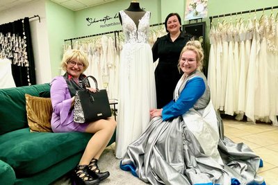 In der Hochzeitsboutique „Schwester der Braut“ sorgte Lachweltmeisterin Romy Einhorn für Unterhaltung, hier mit der Geschäftsinhaberin Susann Buschmann und Silberstadtkönigin Laura Schröter. Es gab auch Cocktails und Süßigkeiten.