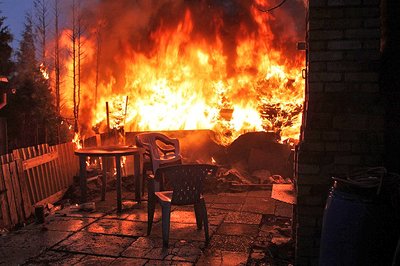 Zwei Lauben brannten komplett nieder, eine dritte wurde durch die Flammen beschädigt.