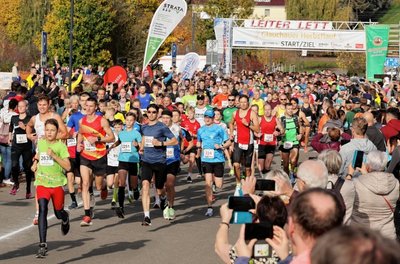 Die Halbmarathonläufer und die Teilnehmer des 3,2 Kilometer langen Firmen-, Familien- und Vereinslaufes wurden gemeinsam auf die Strecke geschickt. So kamen allein bei diesem Start knapp 550 Aktive zusammen.
