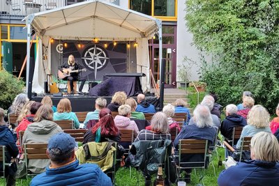 Die Besucher ließen sich von den Texten des Songpoeten verzaubern.