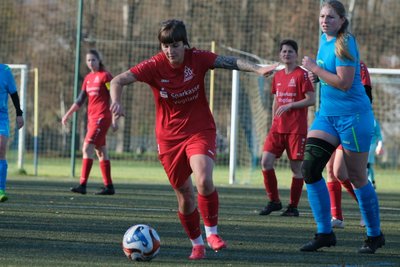 Nicole Döring (am Ball) sorgte kurz nach Wiederbeginn für das 2:0 der SG Jößnitz.