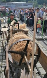 Viele Gäste bei schönem Wetter: Gestern war in Burkhardtsdorf eine Holzwolle-Seilmaschine aus dem Jahr 1906 ein gut besuchter Ort beim Treffen der Bulldog-Freunde. Ronny Bochmann hat dort gezeigt, wie aus Holzwolle und Holzspänen Seile hergestellt werden. 
