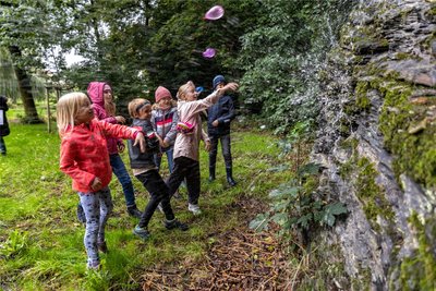 Namensgebung des Geotops „Waldbrücke“ in Ellefeld im Sommer 2022 durch Schüler der dortigen Grundschule.