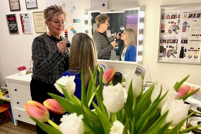 Im Salon „Beautyconcept“: Inhaberin Kathrin Heinrich macht eine Kundin schick für den Abend.
