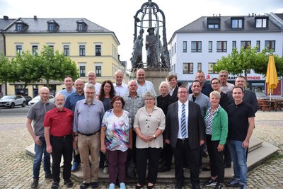 Der 2024 gewählte Oelsnitzer Stadtrat beim Fototermin auf dem Marktplatz mit OB Mario Horn.