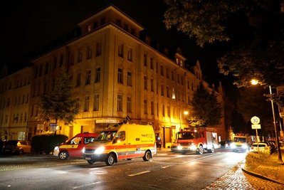 Einsatzkräfte fahren zum Brand.