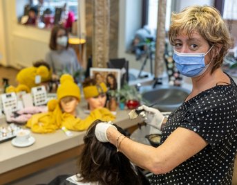 Der große Ansturm vor dem Weihnachtsfest bleibt in diesem Jahr im Salon von Korinna Ernst in Falkenstein aus. Ein Grund dafür ist die 2G-Regelung für die Kundschaft. 