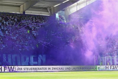 Vor dem Spiel machten die Auer fans mit einer Choreografie Stimmung.