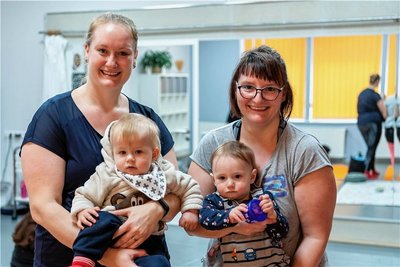 Hinterher ist man ganz schön müde. Katharina Dobbert (li.) mit Keni und Beatrix Scholz mit Bruno nach dem Training.