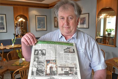 Andreas Schäfer hält einen „Freie Presse“-Beitrag zum 70-jährigen Jubiläum in den Händen. Er führt die Bäckerei seit 1993. 2010 ist seine Tochter Melissa mit eingestiegen.