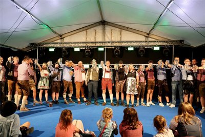 Darf bei der „Königswalder Wiesn“ nicht fehlen: der Wettstreit im Maßkrugstemmen – hier ein Foto vom vergangenen Jahr.