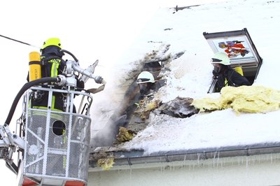 Die Rettungskräfte mussten ein Loch in das Dach schneiden, um den Brand löschen zu können.