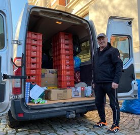 Unternehmer Detlef Fiedler aus Frankenberg hat mit weiteren Akteuren eine Hilfsaktion für die Ukraine organisiert und fährt mit seiner Frau Jeanet selbst an Polens Grenze, um Hilfsgüter zu übergeben.