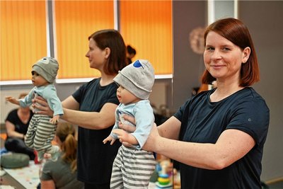 Katja Wagner zeigt an Puppe Peter, wie sich die Mütter bewegen können. 