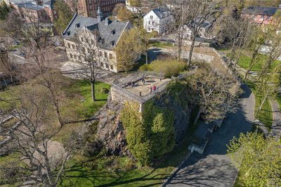 Der Falkensteiner Schlossfelsen, ein mächtiger Grauwacke-Quarzit, gehört zu den Wahrzeichen der Stadt. Er soll in diesem Jahr umfassend saniert werden.