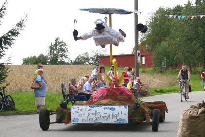 Im Jahr 2007 schwebte Hans-Dieter Heilmann als Engel über einem teuflischen Vulkan die Straße hinunter.