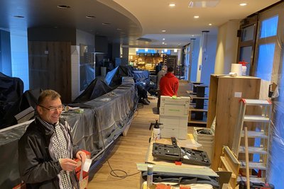 Noch geben sich im Schenkerhaus die Handwerker die Klinke in die Hand – lediglich die Lenk-Filiale hat geöffnet. Am Freitag, 6.30 Uhr, schließt Uwe Schaller auch den Imbiss auf.