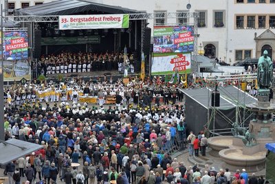 Das Bergstadtfest - hier ein Archivbild von der Großen Bergparade 2018 auf dem Obermarkt - soll nach zwei Jahren Corona-Zwangspause dieses Jahr wieder die Besucher nach Freiberg ziehen. 