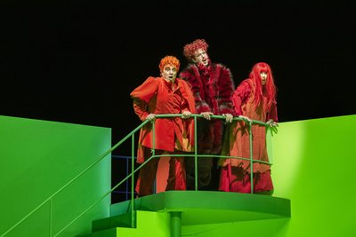 Tommaso Randazzo (v.l.n.r.) als Rumpelstilzchen, Konrad Furian als Riese Otto und Marie Hänsel als Hexe Emma.