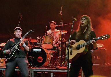 Die Band Acht Eimer Hühnerherzen begeisterte die "People Of Erzgebirge", so Bassist Herr Bottropp, in Markersbach. 
