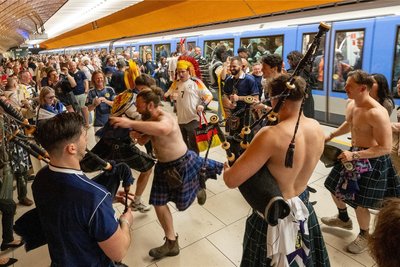 Die Fans der schottischen Fußballnationalmannschaft werden als „The Tartan Army“ bezeichnet. Der Name bezieht sich auf die von vielen Anhängern getragenen Kilts mit Tartanmuster.