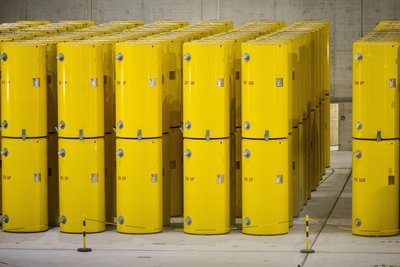 In einer Lagerhalle im Zwischenlager Ahaus (NRW) stehen hochradioaktive gelbe CASTOR-Behälter vom Typ THTR, die aus Atomkraftwerken zwischengelagert werden.