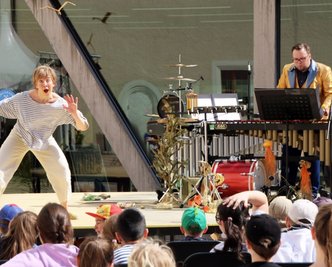 Irrwisch und Goldfisch: Dimitra Kalaitzi-Tilikidou und Michael Winkler während der Premiere der Märchenoper "Gold!" im Freiberger Schlosshof. 68 Kinder erlebten die Vorstellung. 