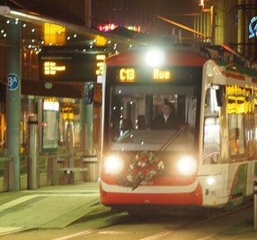 Die Bahn nach Aue am Samstag, 5.58 Uhr, an der Zentralhaltestelle. Am Steuer Steffen Ludewig. 
