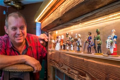 Über 120 Miniaturen hat Gunter Spiegelhauer in den Tresen seines Brauhauses integriert, darunter auch historische Personen wie Barbara Uthmann (r.) oder Hüttenförster Grass (2. v. r.).