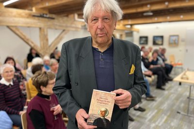 Der Autor Eberhard Görner vor der Lesung zur Ladies-Shopping-Night in der Stadtbibliothek Freiberg.