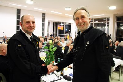 Knut Neumann, der scheidende Vorsitzende der Historischen Freiberger Berg- und Hüttenknappschaft (r.), übergibt die Geschäfte an seinen Nachfolger Heiko Götze.