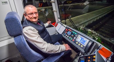 Triebfahrzeugführer Mario Köhler fuhr nachts noch unter Aufsicht eines Ausbilders nach Aue und steuerte dann den ersten fahrplanmäßigen Zug zurück nach Chemnitz. 