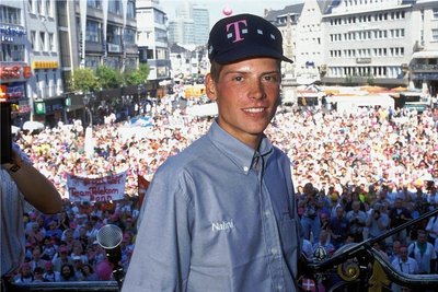 Empfang für den Tourhelden Jan Ullrich auf dem Bonner Rathausbalkon vor Tausenden Fans. 