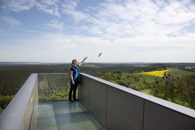 Der 20 Meter lange Skywalk ragt weit über die Burgmauern hinaus und dient der Erfüllung von Wünschen.