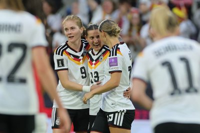 Drei Tickets nach Brasilien, bitte: Sjoeke Nüsken (l), Carlotta Wamser (M) und Klara Bühl.