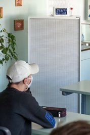 Alle straßenseitig angeordneten Klassenräume und Fachkabinette des Olbernhauer Gymnasiums wurden mit Raumluftreinigern ausgerüstet. 