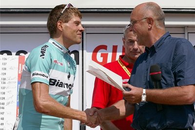Jan Ullrich erhält von der Deutschen Olympischen Gesellschaft den "Fair-play-Preis" 2003 für sein sportliches Verhalten bei der Tour de France.
