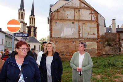 Die Oelsnitzer Fraktionschefs Waltraut Klarner (Die Linke) und Marion Schröder (CDU, rechts im Bild) beim Stadtrundgang 2019. In der Mitte die damalige Stadtbaumeisterin Kerstin Zollfrank.
