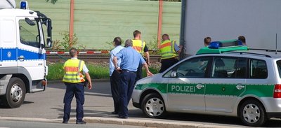 30 Beamte der Bundespolizei und der Polizeidirektion Zwickau riegelten die Straßen rings um den Fundort in Netzschkau ab.
