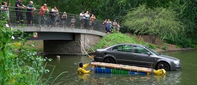 Mit einem Ponton wurde das Auto vor eine Brücke gezogen und dort versenkt. Seine Scheinwerfer sollen nachts leuchten. 